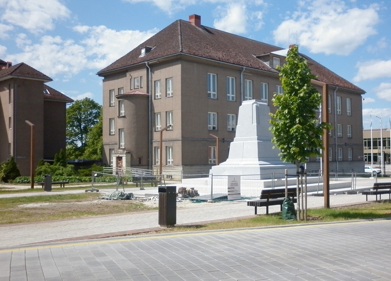 foto, Viljandi, Nõukogude väljak (Vabaduse plats), endise pangahoone taastamine administratiivhooneks, 1959, foto E. Veliste rephoto