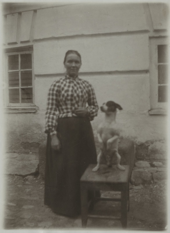 Lisa koos toolil sitsiva Beppoga