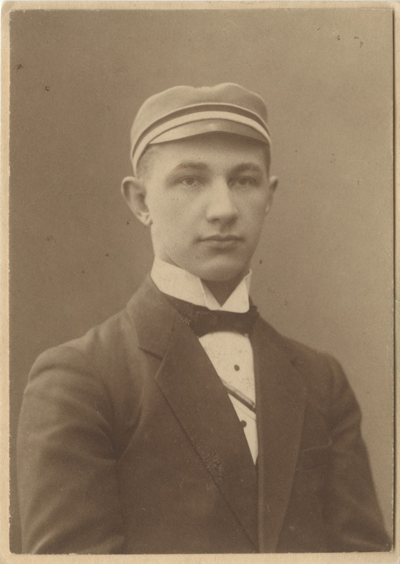 Eerik Tender noore üliõpilasena