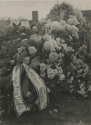Eesti Üliõpilasseltsi Veljesto poolt asetatud pärg Hilda Laur´i matustel  duplicate photo