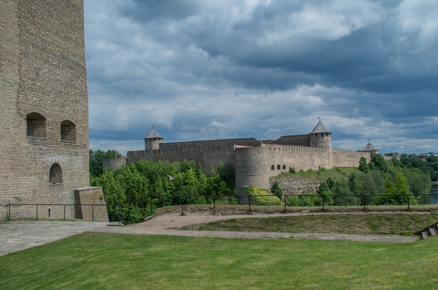 Vaade Narva Hermanni linnuse konvendihoone lõunaküljelt ida suunas, taamal Narva jõgi ja Ivangorodi linnus rephoto