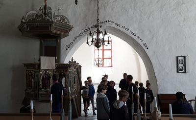 Foto. Vormsi Püha Olavi kiriku sisevaade. Albumis HM 8466:1. Kuulunud kapten Harald Dampffile. rephoto