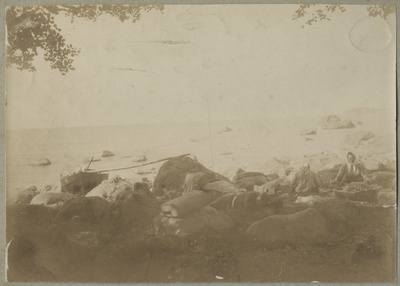 Kaluri/Talu(?)naised rannas toimetamas  duplicate photo