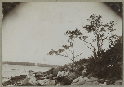 Seltskond rannas  duplicate photo