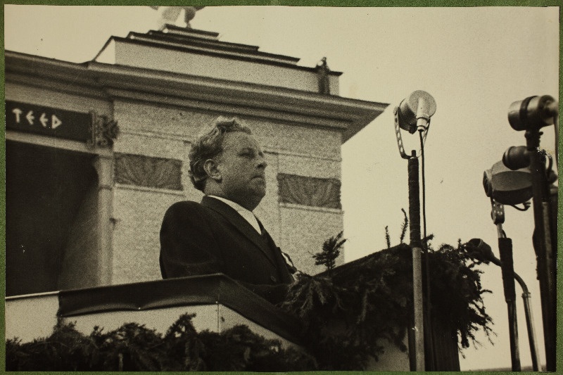 Nikolai Karotamm kõnelemas 12. üldlaulupeo kontserdil Tallinna lauluväljakul.