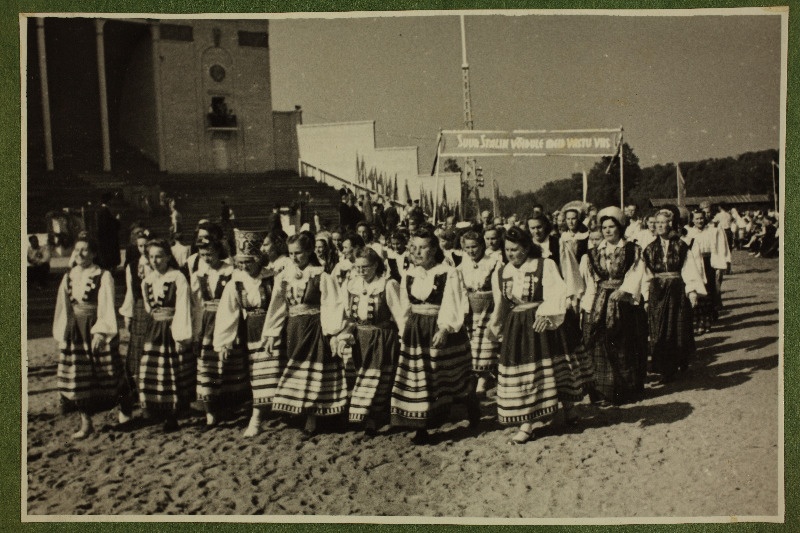 Pärnumaa lauljad 12. üldlaulupeo rongkäigul Tallinna lauluväljakul.