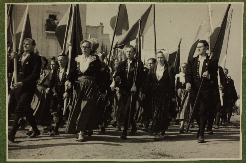 Osavõtjad 12. üldlaulupeo rongkäigul Tallinna lauluväljakul.