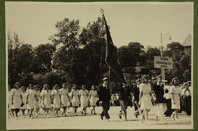 Tallinna akadeemilised koorid 12. üldlaulupeo rongkäigul Vabaduse väljakul.  duplicate photo