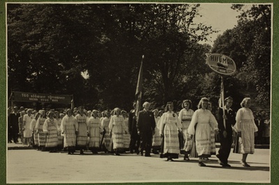 Hiiumaa lauljad 12. üldlaulupeo rongkäigul.  duplicate photo