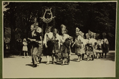 Muhu-Piiri naiskoor 12. üldlaulupeo rongkäigul.  duplicate photo