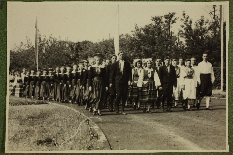 Osavõtjad 12. üldlaulupeo rongkäigul.