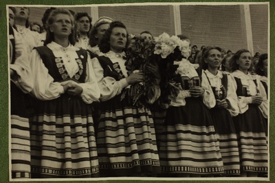 Naiskoor esinemas 12. üldlaulupeo kontserdil Tallinna laululaval.  duplicate photo