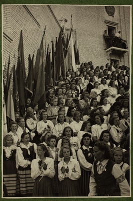 Naiskoorid esinemas 12. üldlaulupeo kontserdil Tallinna lauluväljakul.  duplicate photo