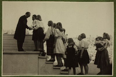 Lilleneiud koorijuhti õnnitlemas 12. üldlaulupeo kontserdil Tallinna lauluväljakul.  duplicate photo