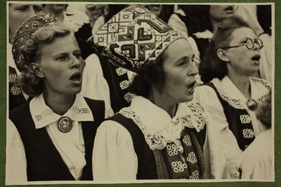 Naislauljad 12. üldlaulupeo kontserdil Tallinna lauluväljakul.  duplicate photo