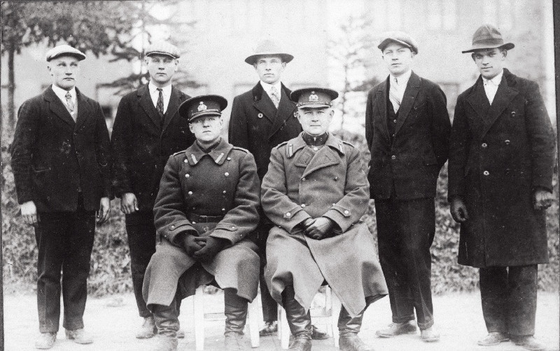 Pioneerrühma ülem leitnant [istub paremal] koos noorsõduritega.