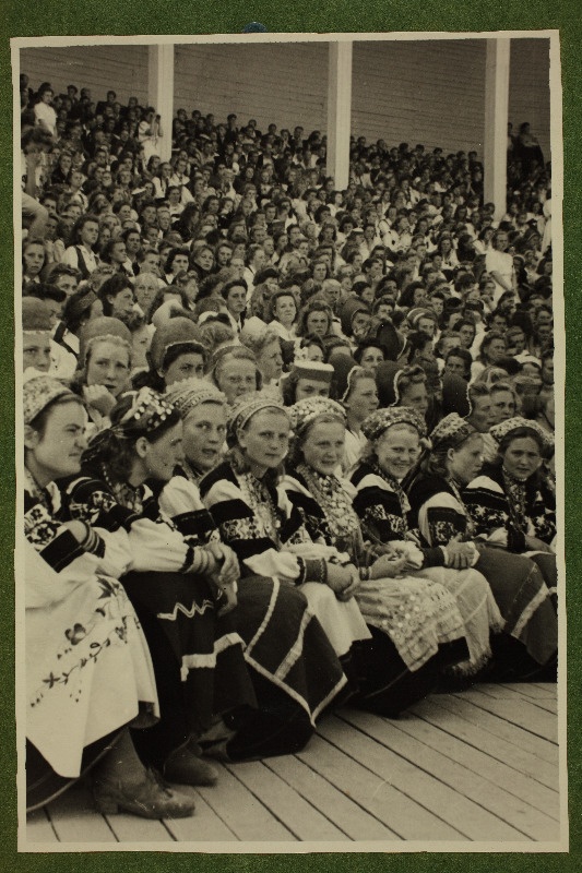 Segakoorid 12. üldlaulupeo kontserdil Tallinna laululaval.