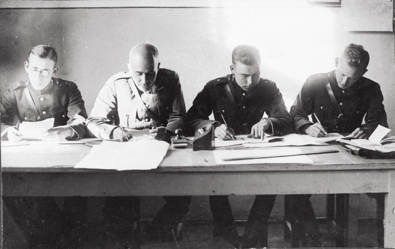 10. Üksiku Jalaväepataljoni 1. kompanii rühmaülemad [vasakult: 1. nooremleitnant Luha, 4. nooremleitnant Mets] koos Läti armee vanemleitnandi Lapsals´iga kompanii kantseleis.