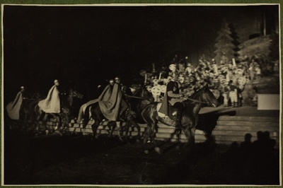 Leo Kalmeti lavastatud vabaõhuetendus "Lembitu" Juhan Sütiste draama "Ristikoerad" ainetel Tallinna laululaval.  duplicate photo