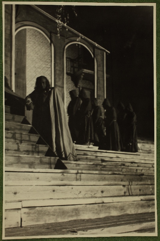 Leo Kalmeti lavastatud vabaõhuetendus "Lembitu" Juhan Sütiste draama "Ristikoerad" ainetel Tallinna laululaval.