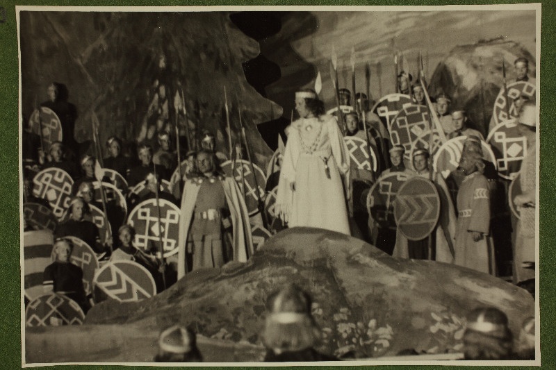 Leo Kalmeti lavastatud vabaõhuetendus "Lembitu" Juhan Sütiste draama "Ristikoerad" ainetel Tallinna laululaval.