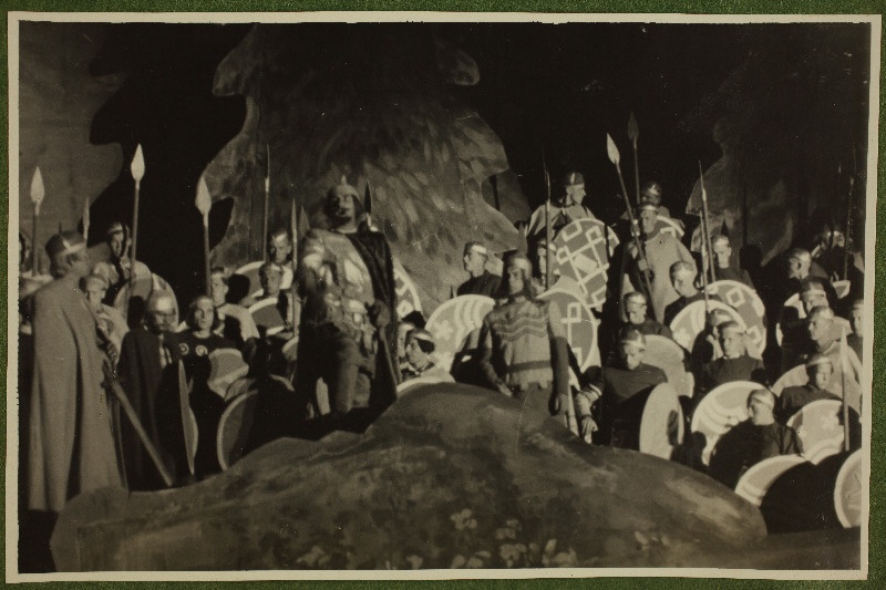 Leo Kalmeti lavastatud vabaõhuetendus "Lembitu" Juhan Sütiste draama "Ristikoerad" ainetel Tallinna laululaval.