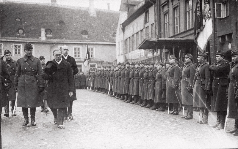 Riigivanem August Rei teostab 10. Üksiku Jalaväeppataljoni ülevaatust Raekoja platsil.