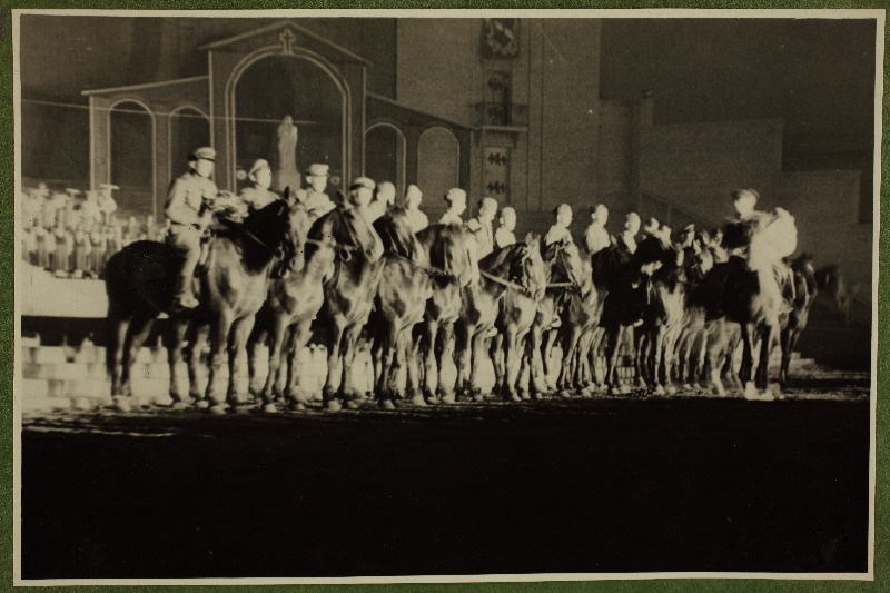 Leo Kalmeti lavastatud vabaõhuetendus "Lembitu" Juhan Sütiste draama "Ristikoerad" ainetel Tallinna laululaval.