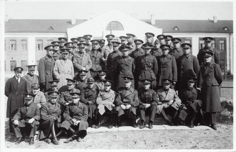 Kompaniide ja patareide ülemate kursusest osavõtjad ekskursioonil 10. Üksikus Jalaväepataljonis.