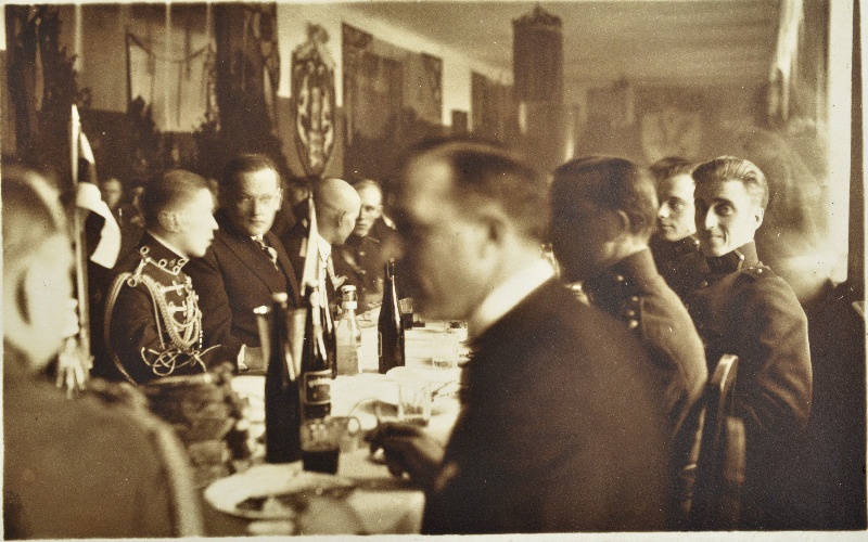 10. Üksiku Jalaväepataljoni aastapäeva külalised pidulauas.