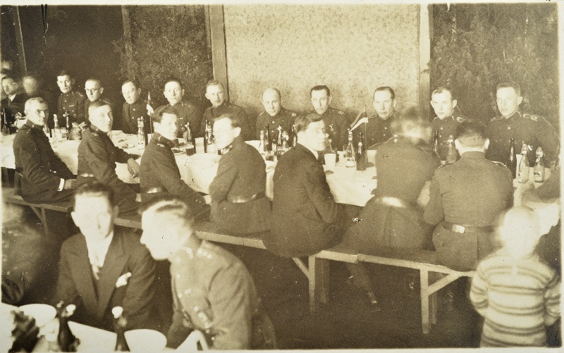 10. Üksiku Jalaväepataljoni aastapäeva külalised pidulauas.