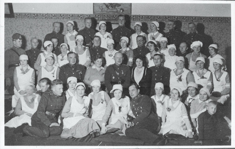 10. Üksiku Jalaväepataljoni ohvitserid koos Naiskodukaitse liikmetega. Teises reas vasakult 5. pataljoni ülem [Tallinna linna komandant] kolonelleitnant J. Junkur.