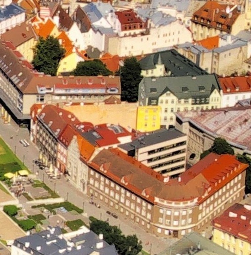 Õhuvaade Tallinna vanalinnale: esiplaanil Harju tn varemed, kino Sõpruse kvartal ja Müürivahe tn rephoto
