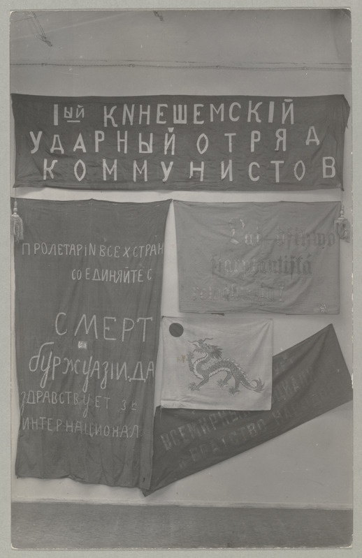 Revolutsioonilisi loosungeid ja lippe.
