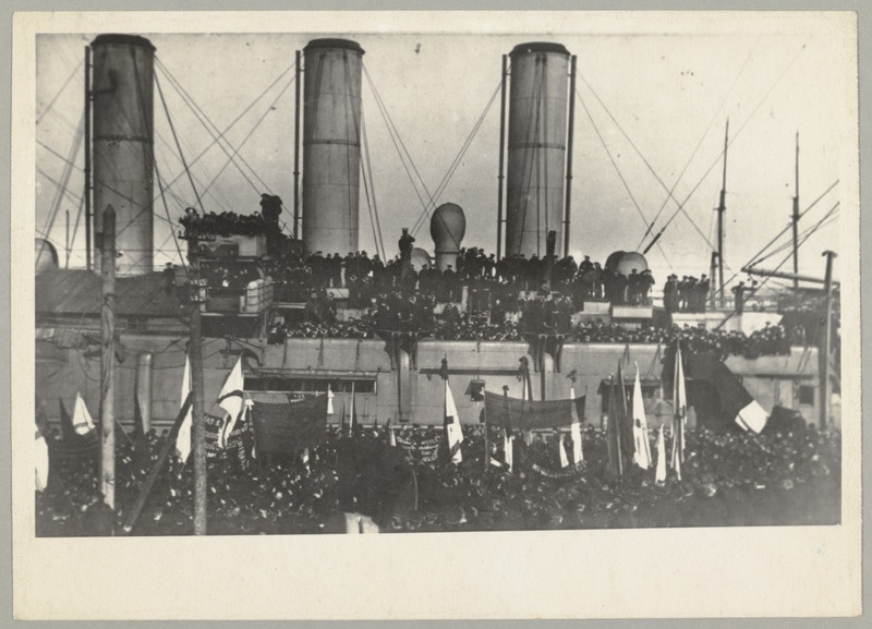 Meeleavaldus Tallinna sadamas 2.04.1917.a. - 1906.a. "Pamjat Azova" ülestõusul langenud madruste mälestamiseks.