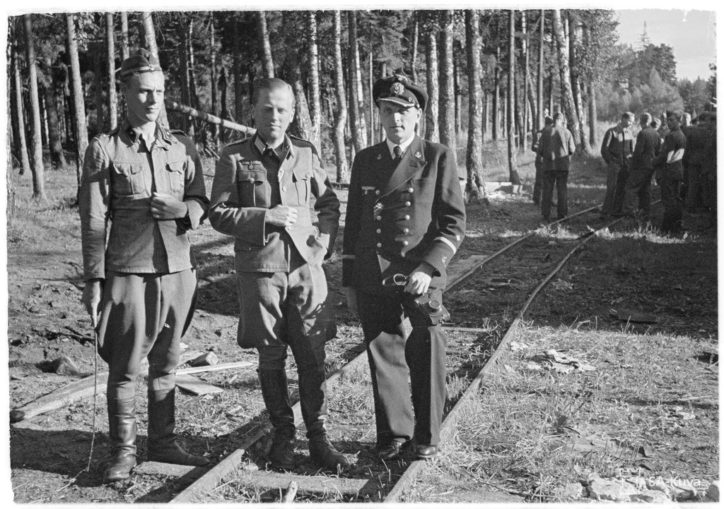 Finnish and German arms brothers in Naissaare.
