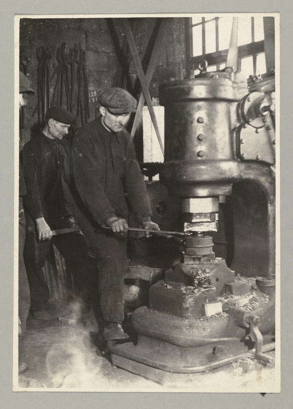 Tartu masinavabrik "Edu" - õhuhaamer tööl.