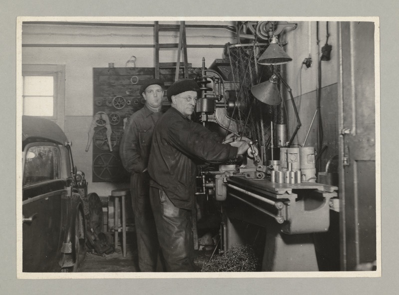 V. Kingissepa nim. Teravilja Kombinaat -  remonditöökojas kolbide treimine.