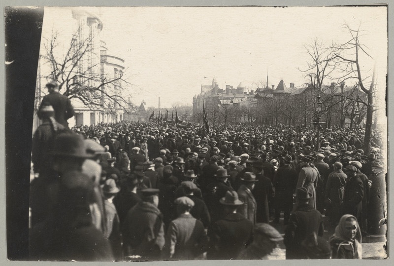 1. mai demonstratsioon "Estonia" teatri ees 1923.a (1922 ?).
