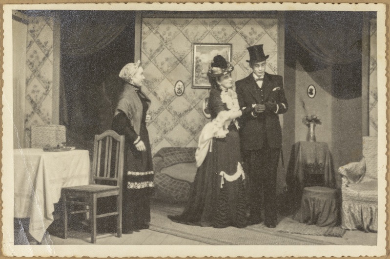 Stseen Kuressaare Teatri etendusest "Hiline armastus"