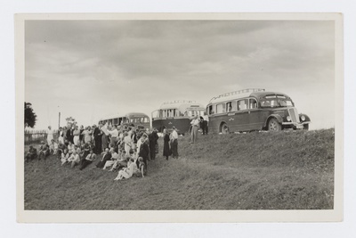 Grupp õpetajaid Holstre lohu juures (ERM Fk 3066:43); 
Eesti Rahva Muuseum; foto, 1930(?)  duplicate photo