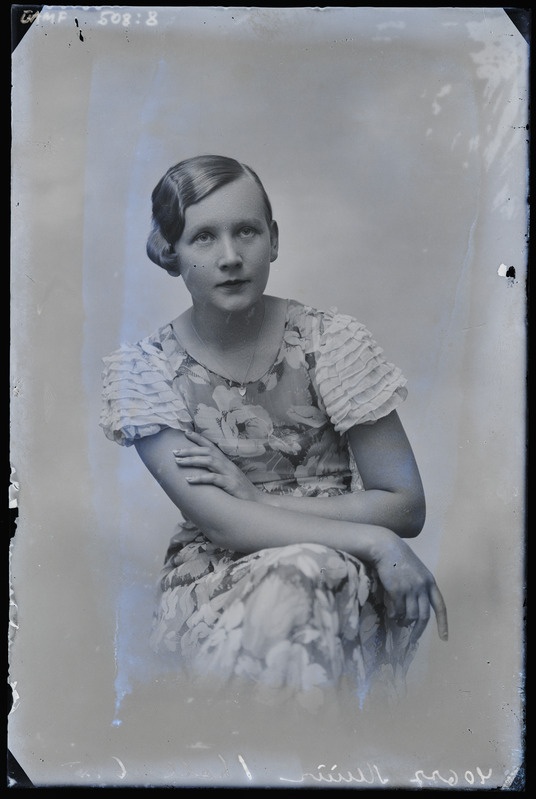 Müür. Kolmveerandfiguurportree, toolil istumas