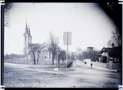 Toompuiestee ja Tõnismäe tänava lõikumiskoht, vaade Tõnismäe poolt. Vasakus Kaarli kirik.  similar photo
