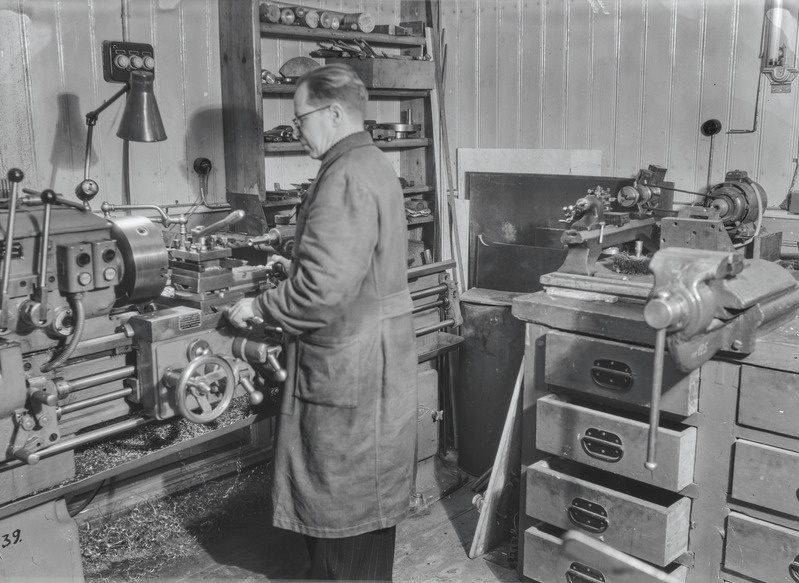 Mees teadusinstrumendiga