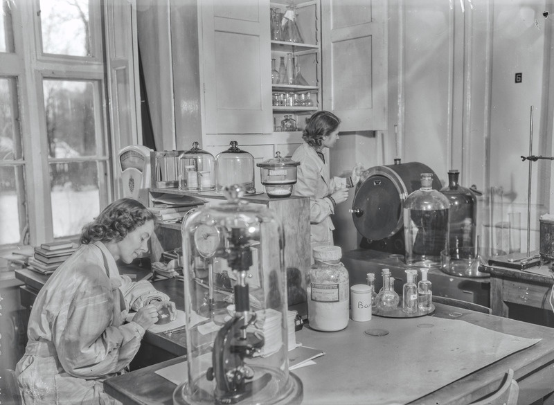 Naised teadusinstrumentidega