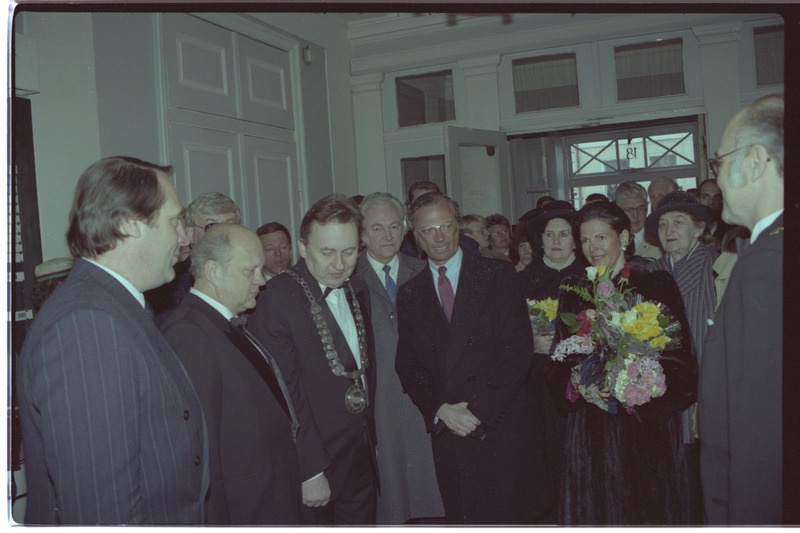 Negatiiv, värviline. Rootsi kuningas Carl XVI Gustaf ja kuninganna Silvia Tartu Ülikoolis 23.04.1992 (peahoone).