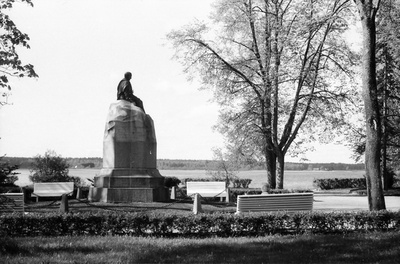 Foto. Fr. R. Kreutzwaldi mälestussamba külgvaade. Võru, 1995.  similar photo