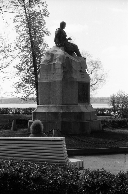 Foto. Fr. R. Kreutzwaldi mälestussammas. Võru, 1995.