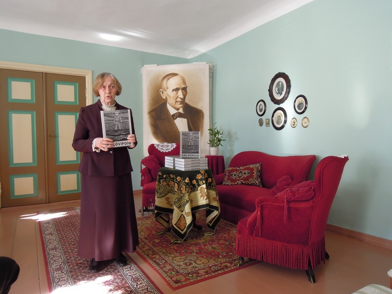 Foto. Raamatu KALÕVIPOIG esitlus, esitleb Aimi Hollo. Võru, 17.03.2022.