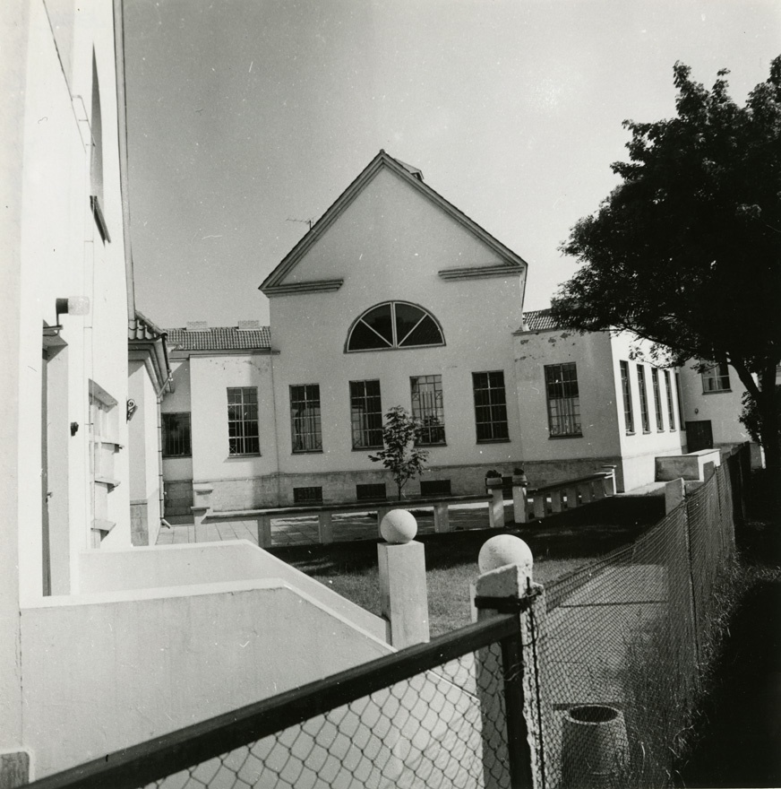 Pangahoone Kuressaares Tallinna mnt 27, fassaadivaade. Arhitekt Siiri Kasemets